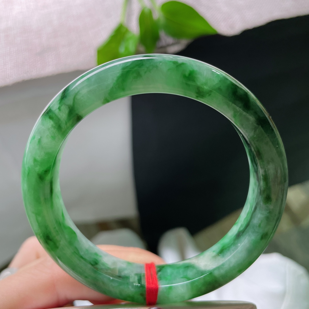 57.9/12.6/7.8绿底正圈，水润细腻，郁郁葱葱，翠色满圈，贵气，一点皮纹，ss51395a