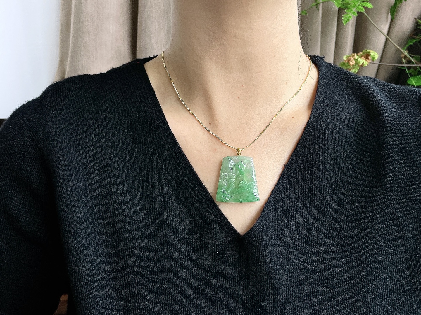 【镶嵌】冰晴绿山水牌吊坠  【说明】缅甸 18k金镶嵌 无裂 性比高  【整体】42.2  【裸石】35.6-32.4-5.7  【重量】13.7克