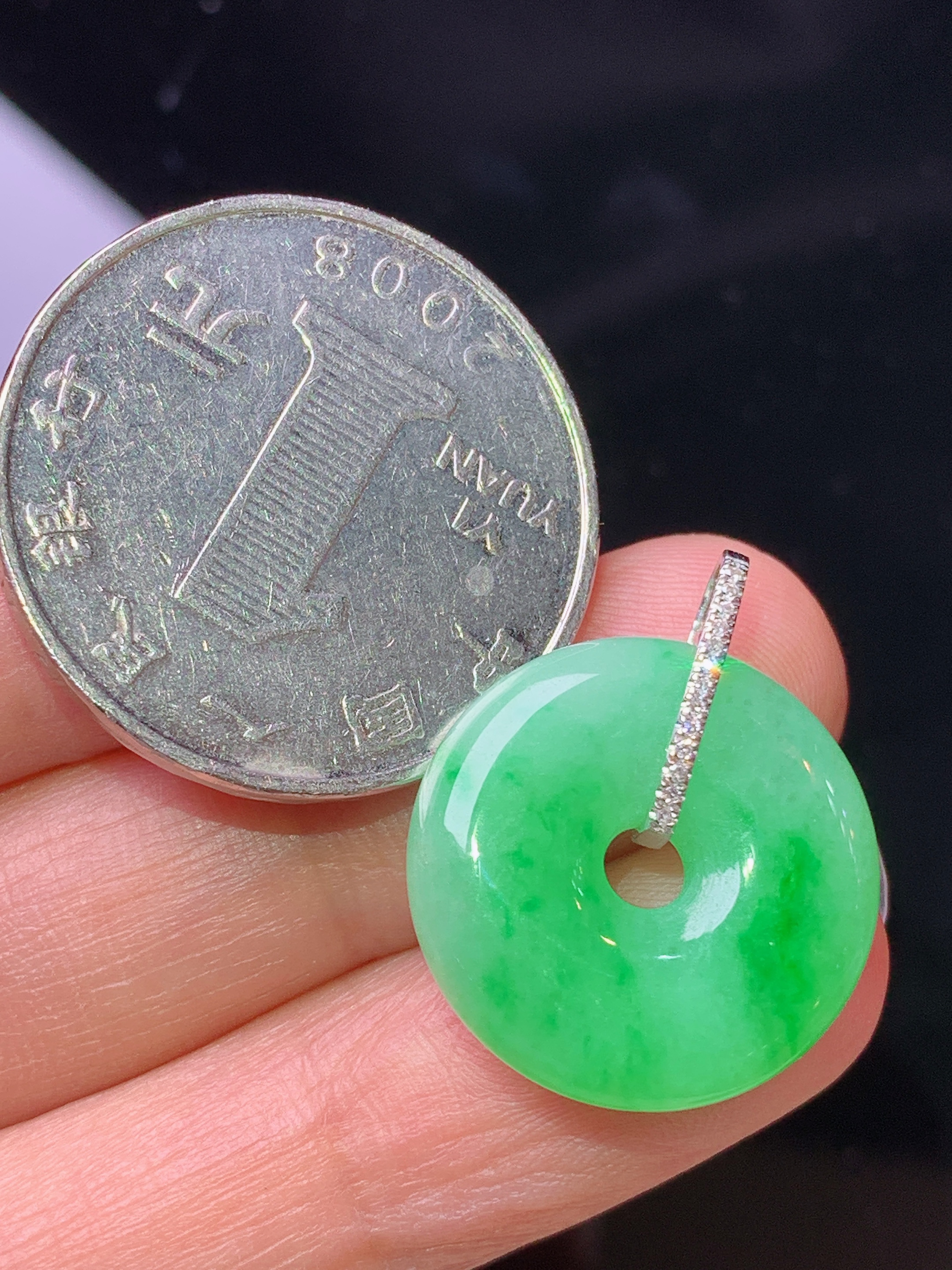 18k金钻镶嵌阳绿平安扣吊坠 玉质细腻 色泽艳丽清新 水润亮眼 整体尺寸22.5*18.5*4.6z1