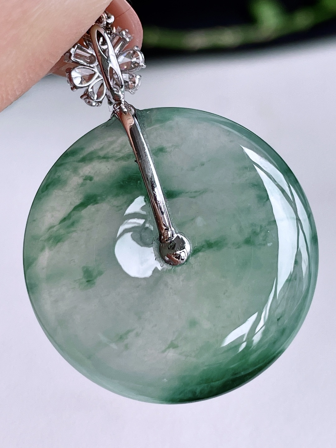 【镶嵌】冰飘花平安扣吊坠  【说明】缅甸 18k金镶嵌 无裂 性比高  【整体】31.4  【裸石】23.4-5.2  【重量】6.4克