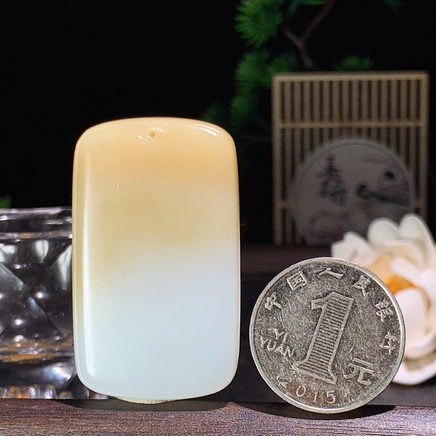 新疆和田玉且末糖平安无事牌挂件 尺寸46/27/9重32克！玉质细腻油润 底色纯净 脂粉好，品质好。lt260420