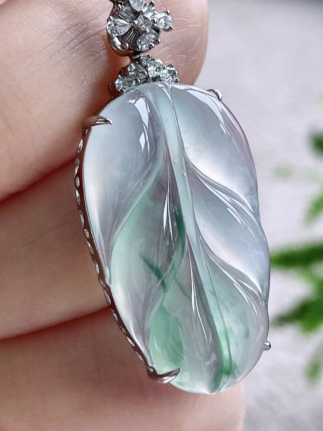 【镶嵌】叶子大树叶吊坠，【说明】缅甸 18k金镶嵌 无裂 性比高，【整体】43.6-19.7-6.2，【裸石】33.2-19.7-5，【重量】7.2克