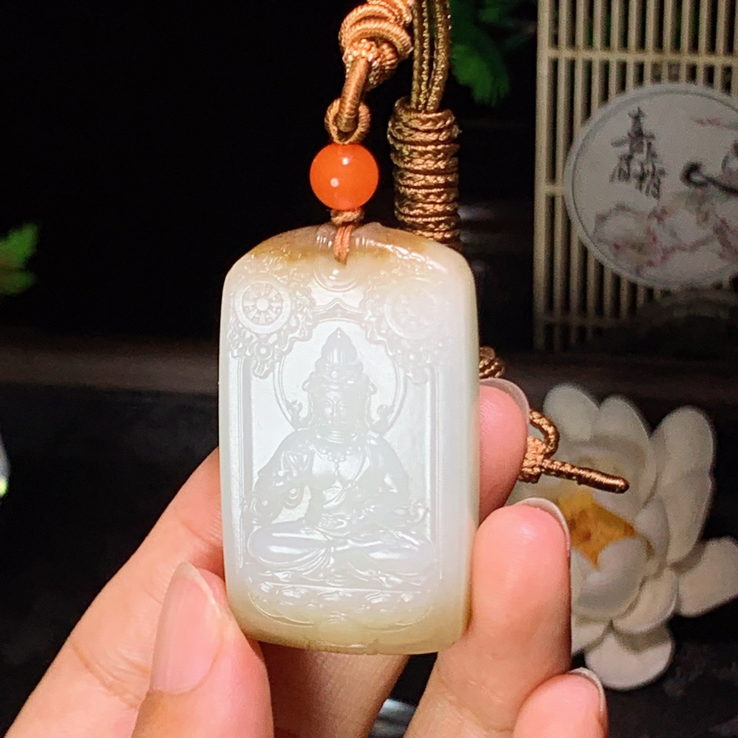 新疆和田玉且末糖座莲观音挂件 尺寸46/27/12重38克！玉质细腻油润 底色纯净 脂粉好，品质好。lt260420