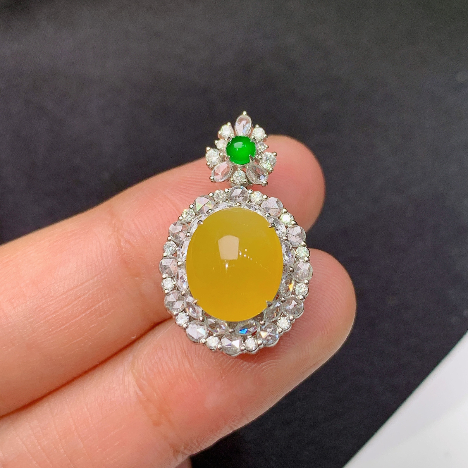 冰黄翡蛋面吊坠，18k金镶嵌，冰润鲜艳，玉质细腻，种水足，Ych 尺寸23.9*14.5*10.9