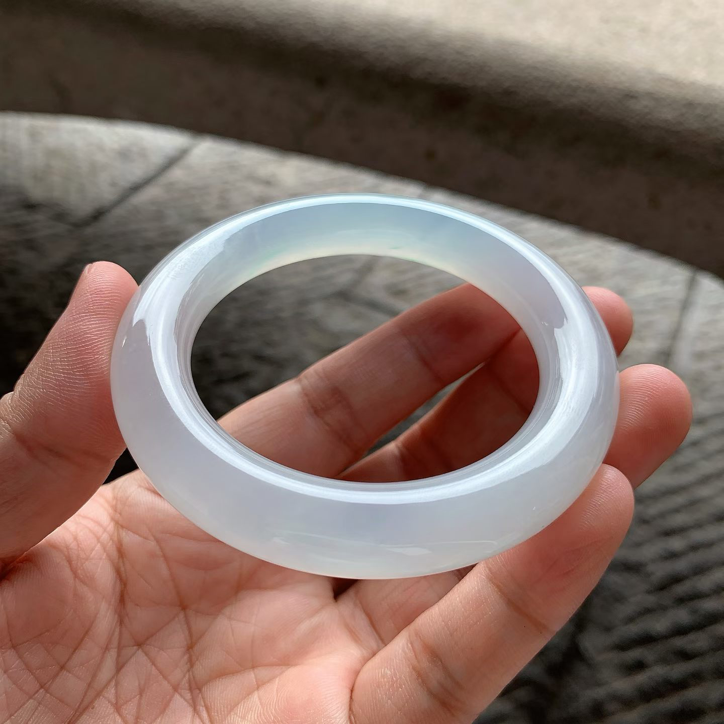 飘绿丝圆条手镯尺寸54.5*11*11.5 老种肉细，版型圆润厚实，冰莹透亮水足，满满的胶感，飘丝丝绿花，灵气清新！