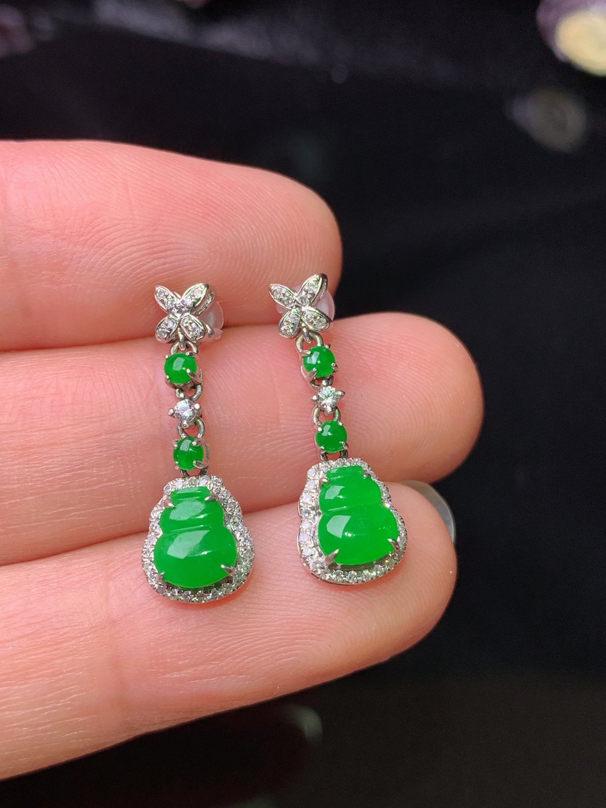 18k金钻镶嵌满绿葫芦耳坠 玉质细腻 色泽清新艳丽 整体尺寸20.8*7*4.6
