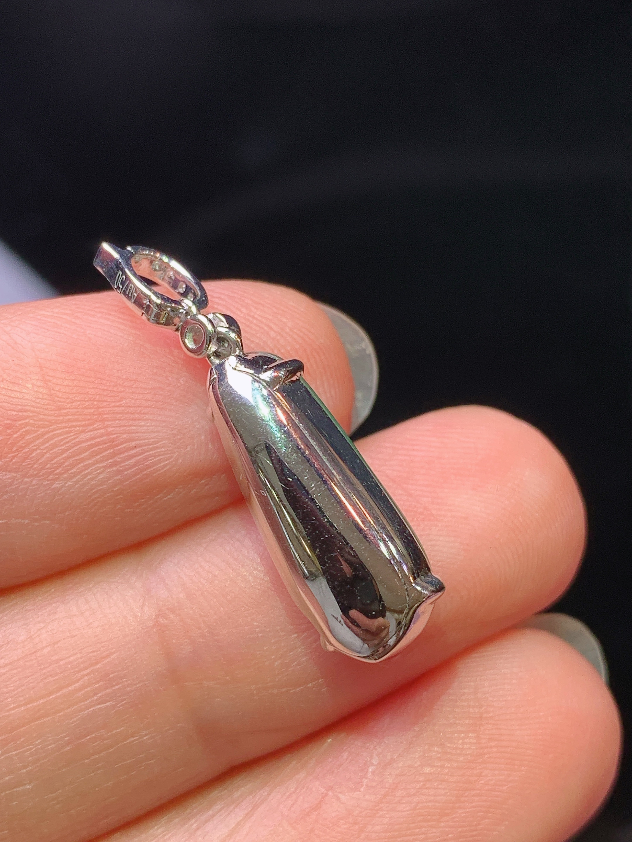 18k金钻镶嵌冰阳绿四季豆吊坠 玉质细腻 色泽艳丽清新 水润亮眼 整体尺寸26.5*7*6.3h1