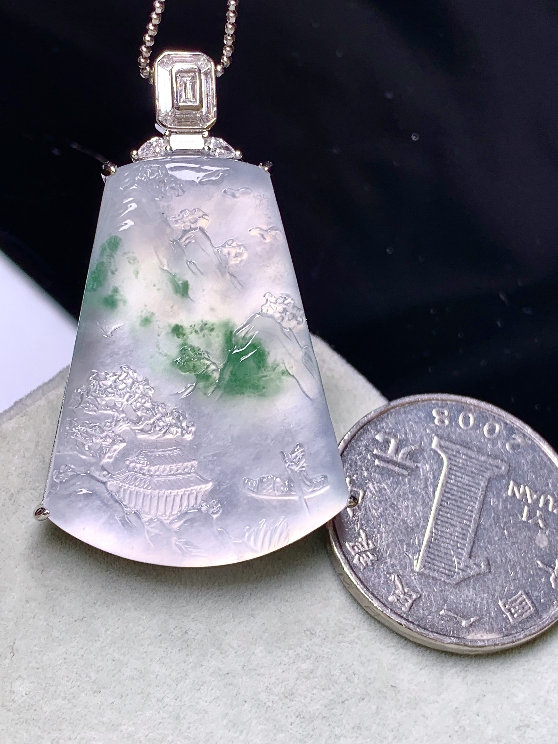 18k金钻镶嵌冰种飘绿山水牌子吊坠 玉质细腻 色泽艳丽清新 水润亮眼 整体尺寸43.7*26*7m5