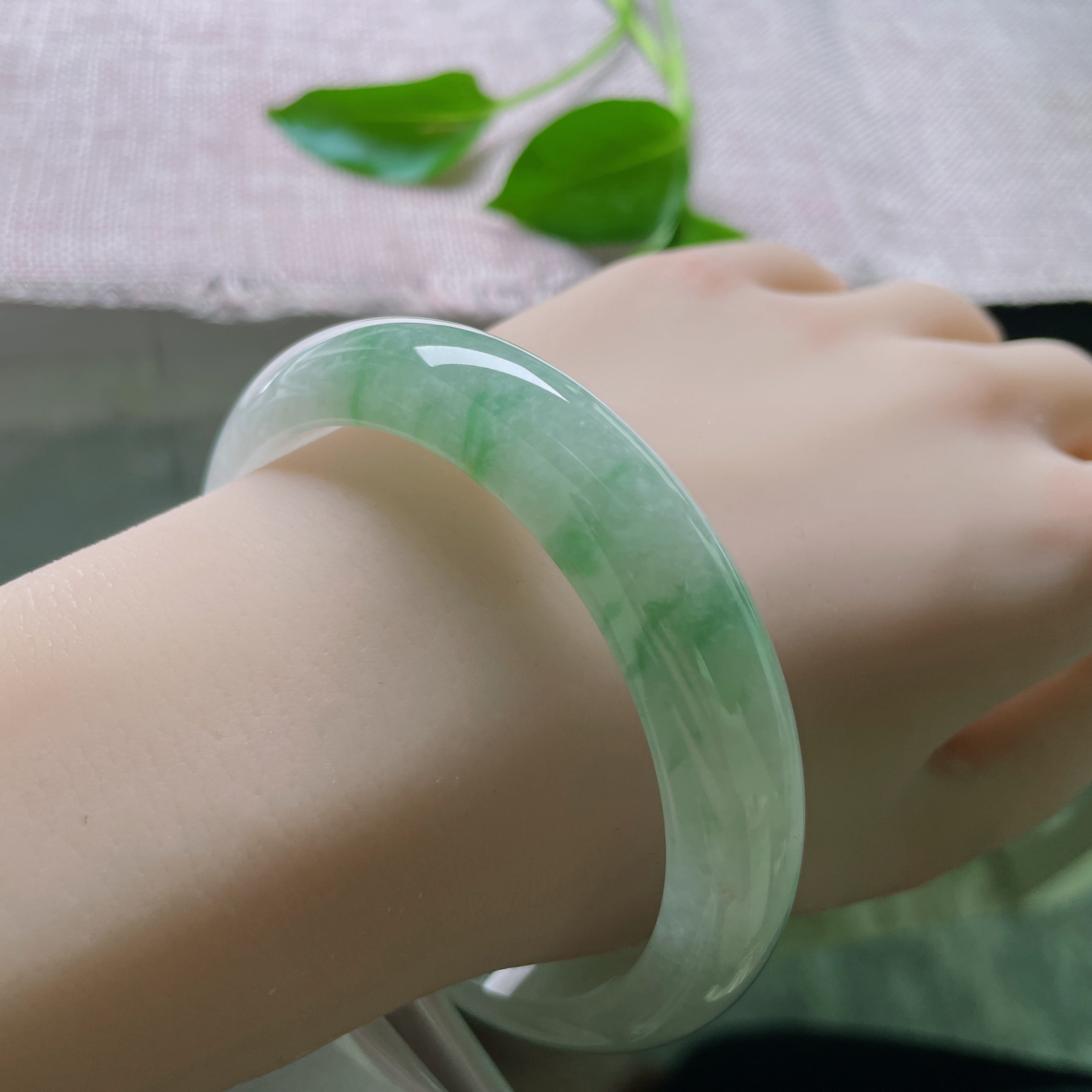 59.8/13.1/8飘花正圈，大圈口，丝丝缕缕、片片点点的绿色，如同水墨画中的写意笔触..