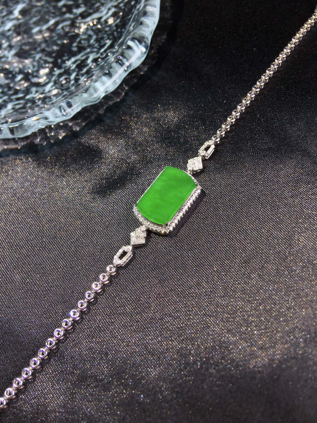 缅甸翡翠，满绿无事牌手链
18K金镶嵌钻石D15