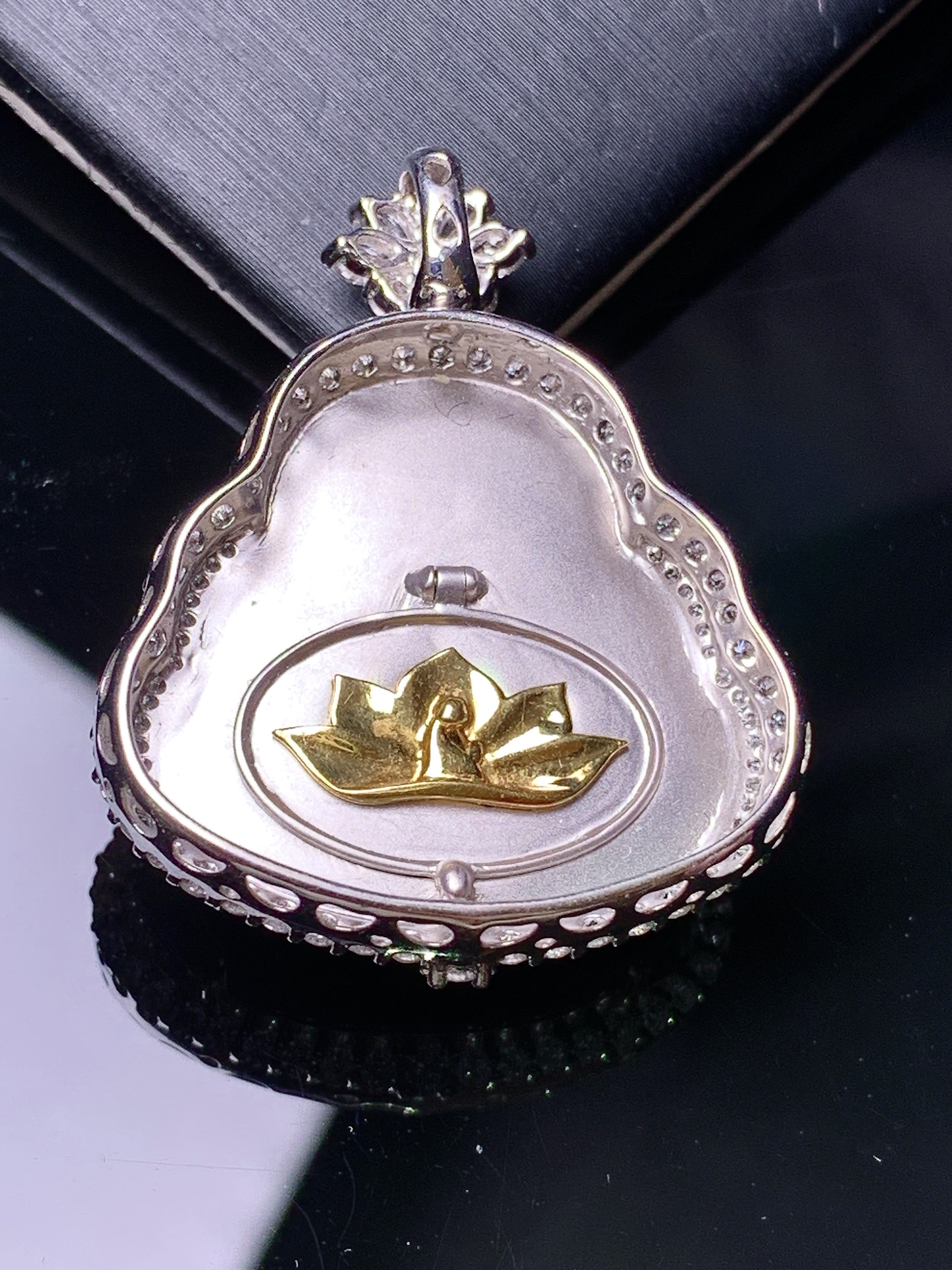 18k金钻镶嵌飘绿佛公吊坠 玉质细腻 色泽艳丽清新 水润亮眼 整体尺寸35*27.5*10.5z1