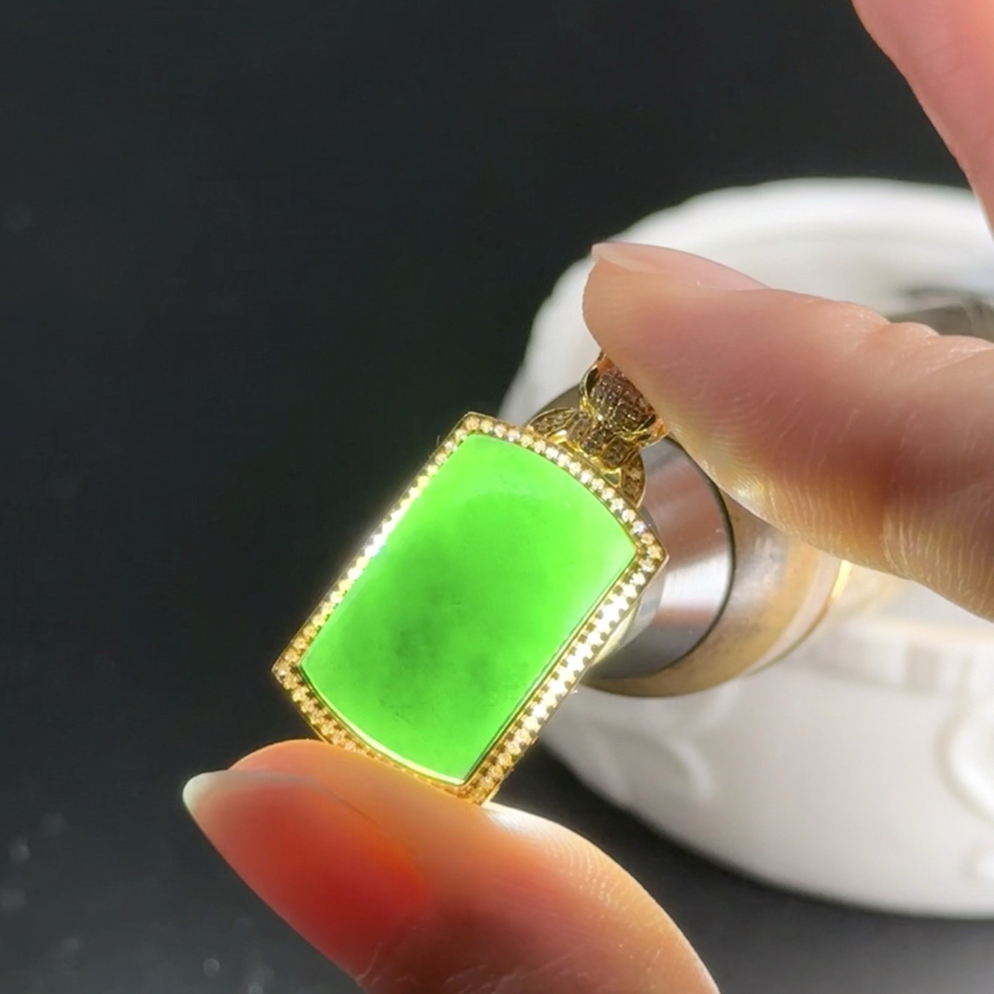 精品18k墨翠马鞍吊坠 种好色正 黑度好 打灯通透 油性十足  尺寸28.7