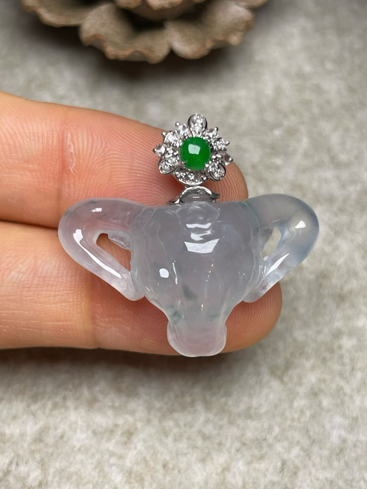 冰种飘花扭转乾坤吊坠、真金真钻镶嵌，种水好，玉质细腻 .裸石尺寸 27.6*18.0