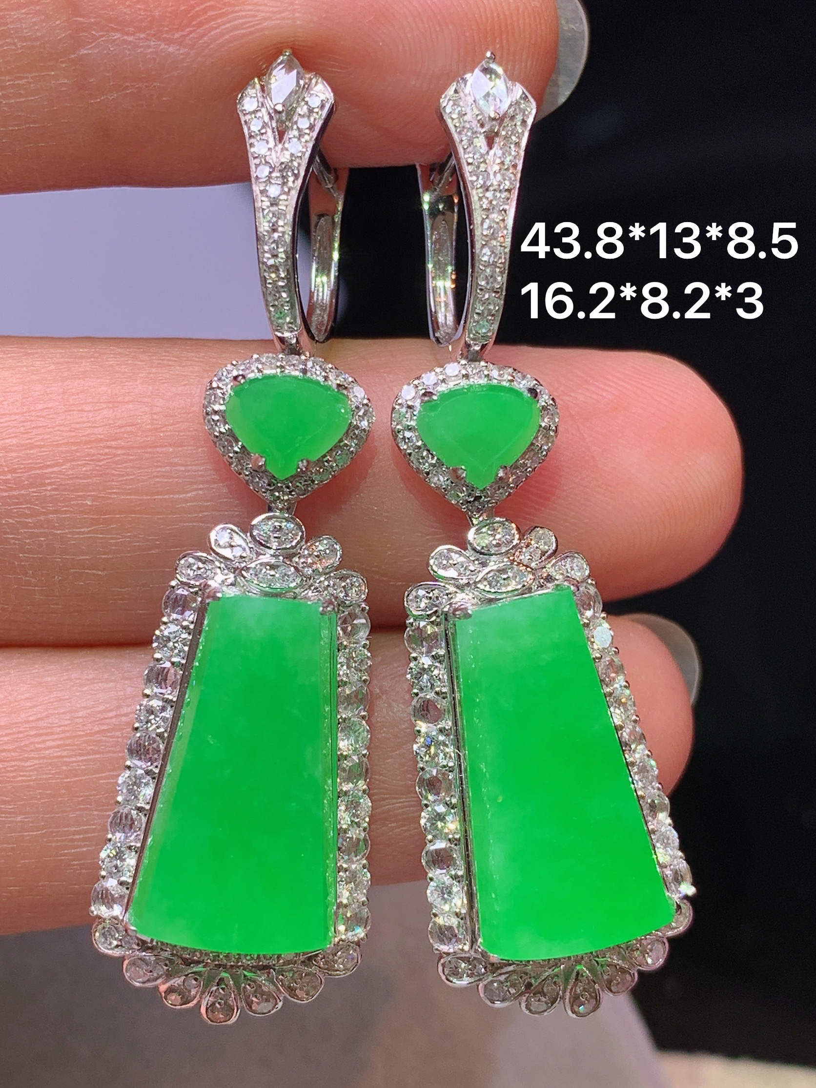 18k金钻镶嵌阳绿无事牌耳坠 玉质细腻 色泽艳丽清新 水润亮眼 整体尺寸43.8*13*8.5h1