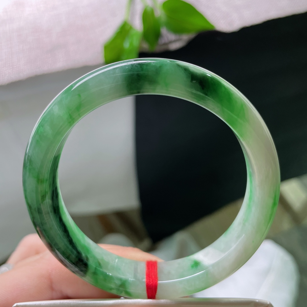 56.3/11.8/8.3飘绿正圈，水润，翠色伊人，沉稳贵气，皮纹，无裂，ss51399a