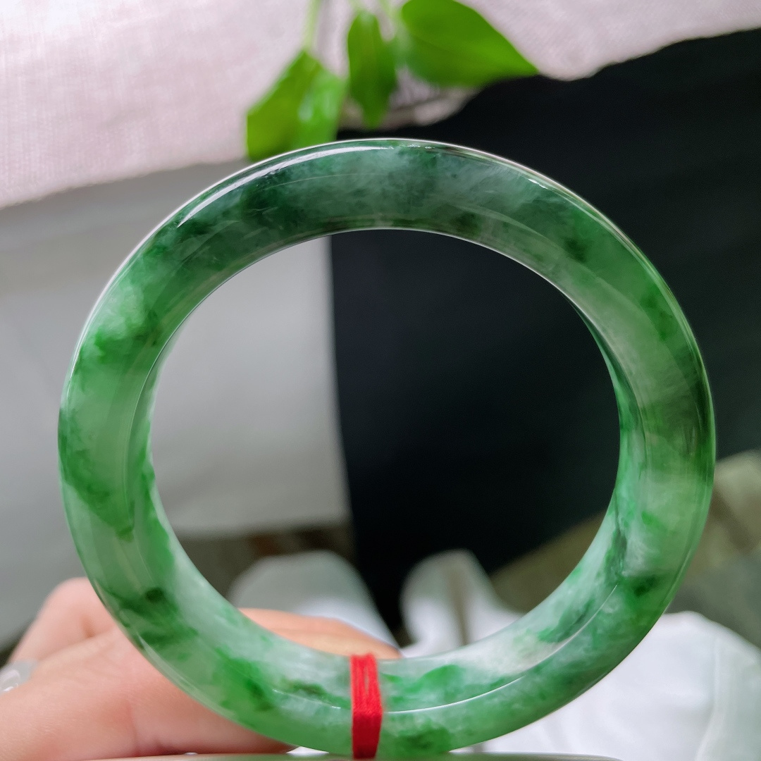 57.9/12.6/7.8绿底正圈，水润细腻，郁郁葱葱，翠色满圈，贵气，一点皮纹，ss51395a