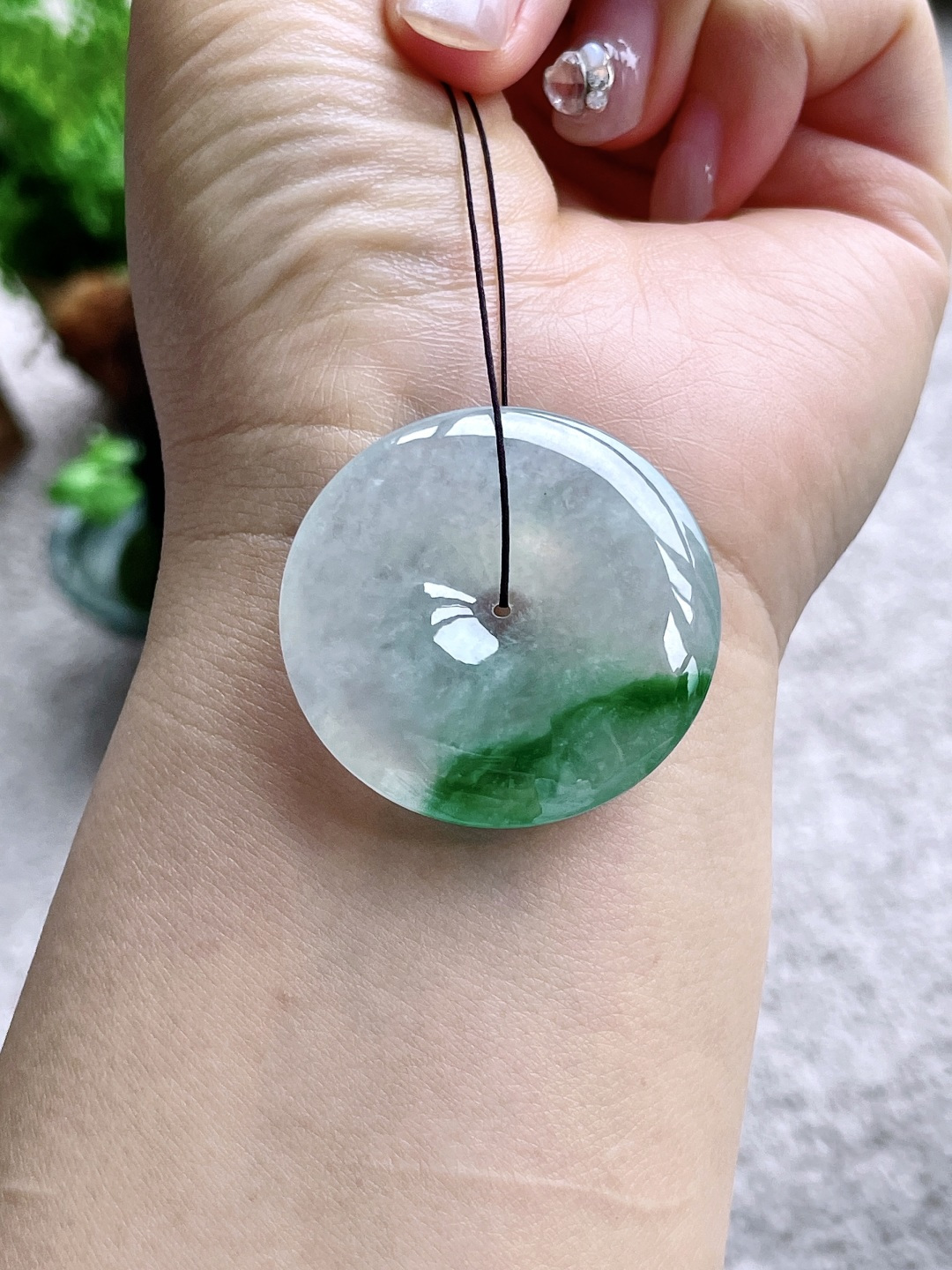 【裸石】冰种飘花平安扣吊坠【说明】缅甸 无裂 性比高  【尺寸】37.3-6.1【重量】16.5克