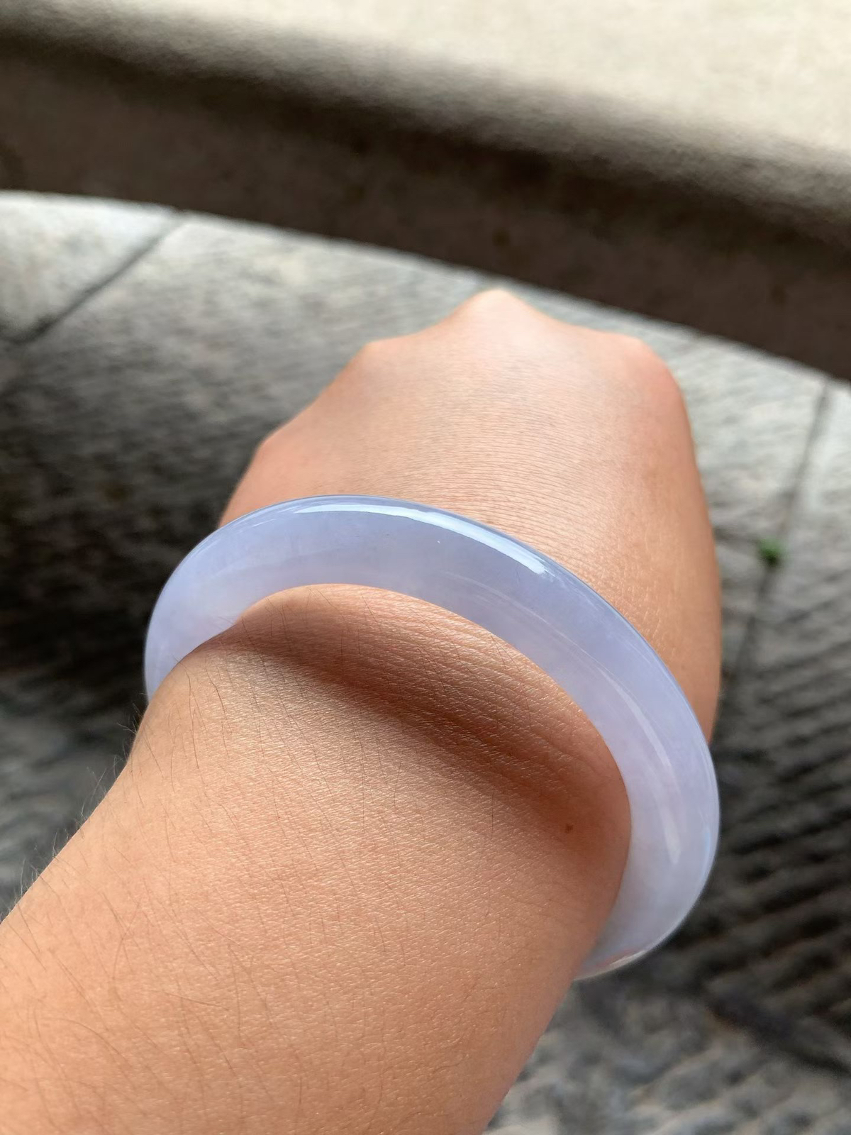 紫罗兰黄翡圆条手镯尺寸54.5*10*9.5 玉质细腻均匀，紫色淡雅清新，镯身一侧带有天然形成的暖黄色俏色，色泽柔和自然，韵味十足！