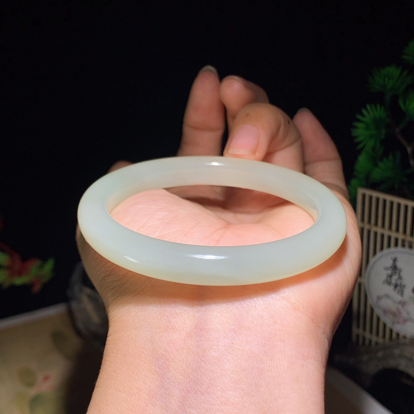 56圈口和田玉大漆清水花开富贵手镯 56圈口条宽9厚8重35.5克。玉质细腻油润。手推出油。佩戴高端典雅。lt260418