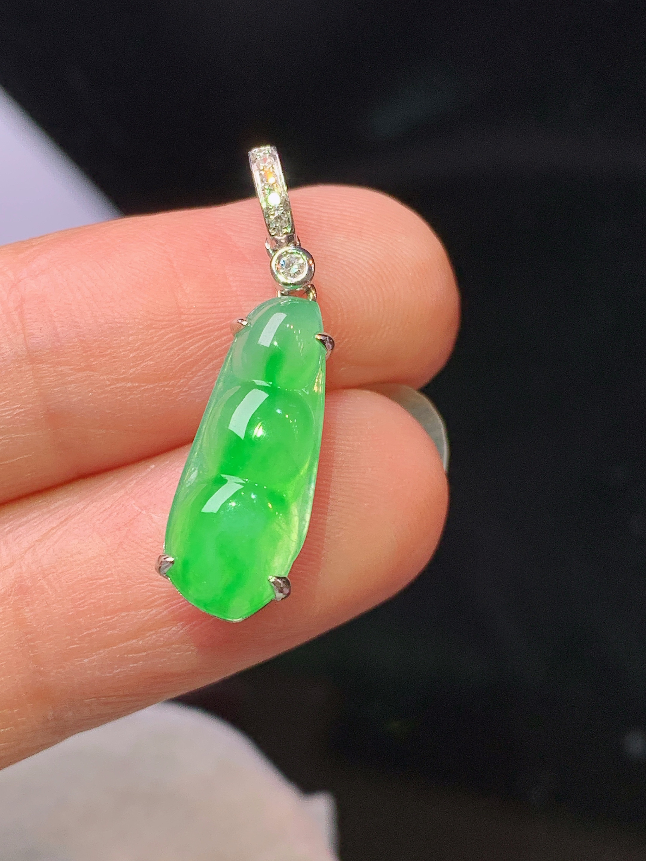 18k金钻镶嵌冰阳绿四季豆吊坠 玉质细腻 色泽艳丽清新 水润亮眼 整体尺寸26.5*7*6.3h1