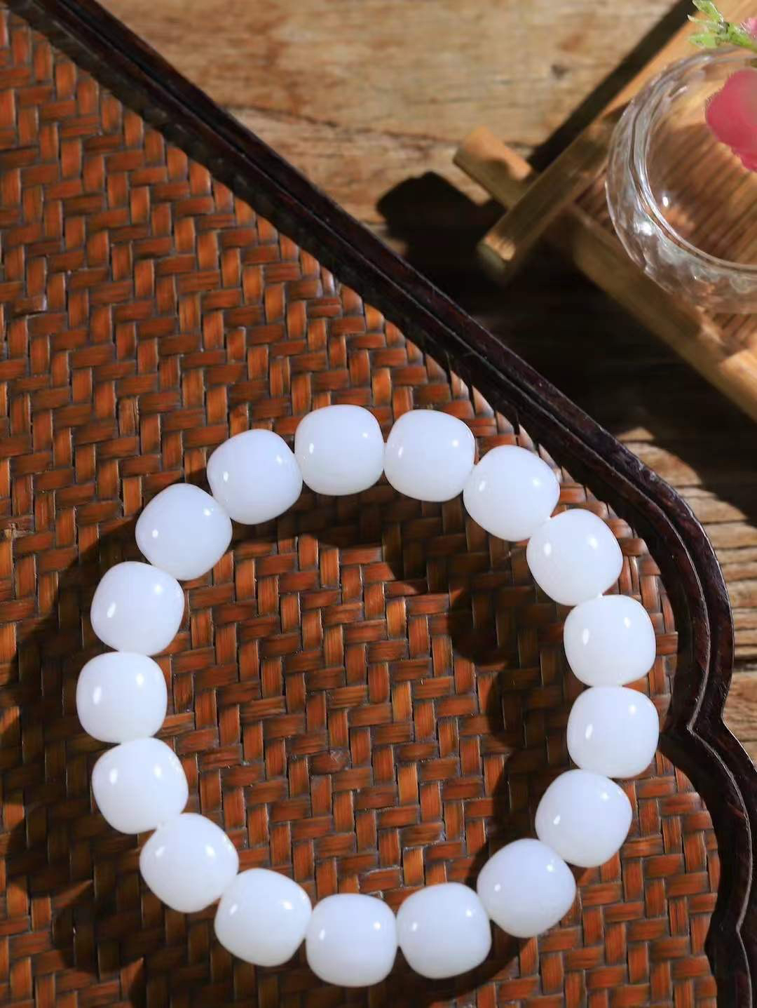 （老型珠.手串）

货头精选  和田玉白玉老型珠手串，玉质细腻油润 饱满光滑 质朴无华，悠远简单，人心境界远，百世修炼深，心灵常驻善意持，觉悟人生百世修  重58.7克    尺寸取一12.3-12.7mm    10402068T