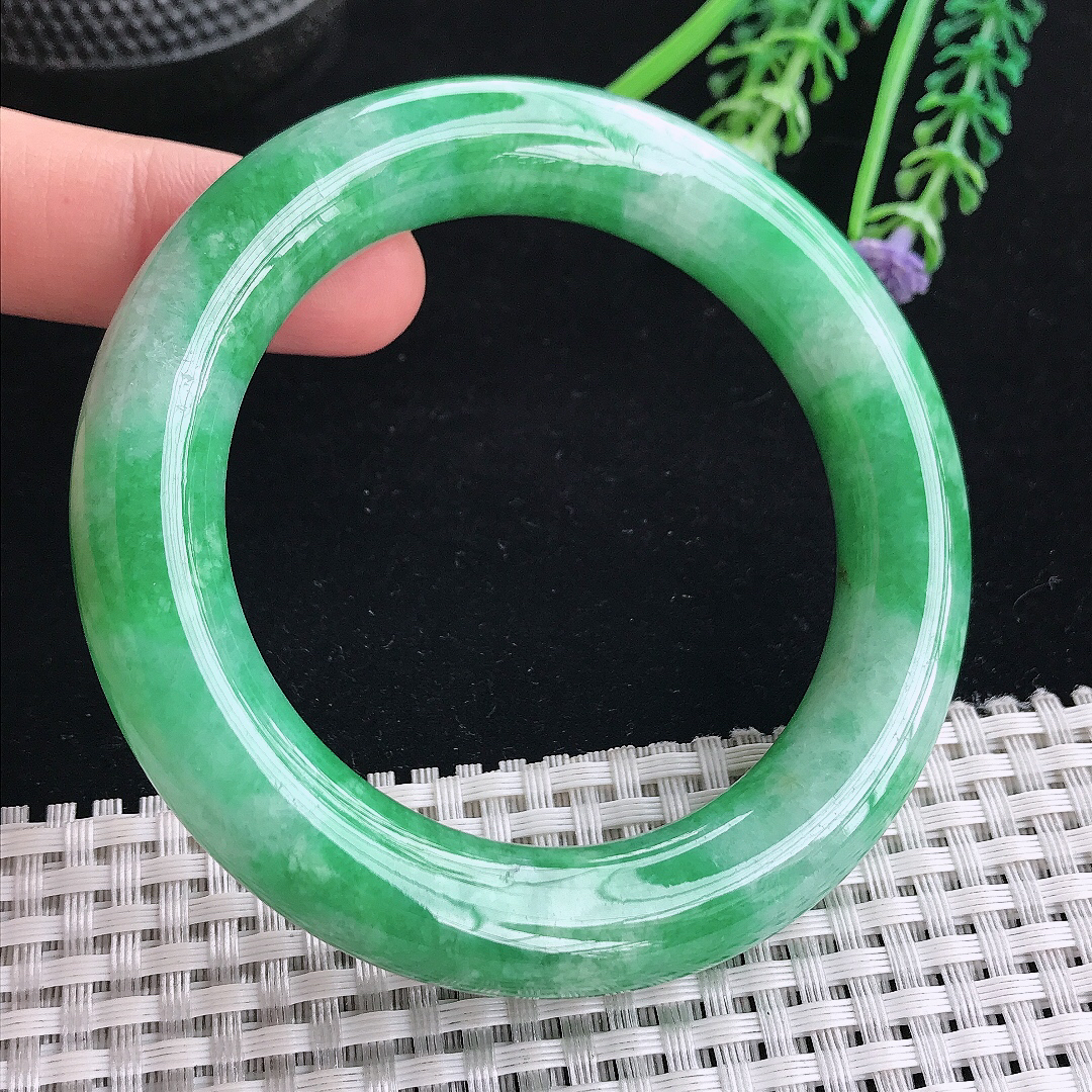 实拍A货翡翠56/12.4/12.1老坑精美温润辣绿满绿圆条手镯翡翠玉镯平安镯