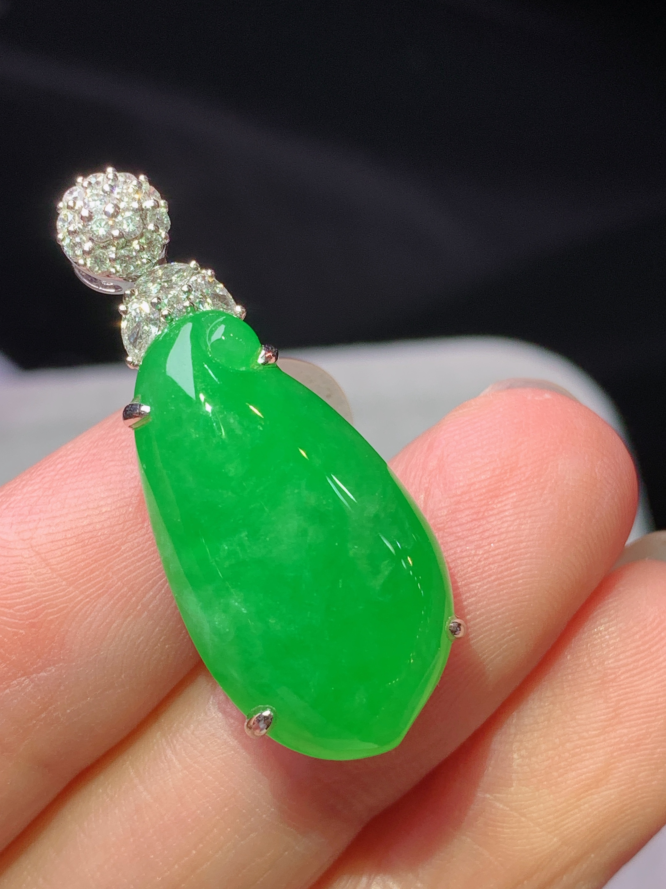 18k金钻镶嵌冰阳绿福瓜吊坠 玉质细腻 色泽艳丽清新 水润亮眼 整体尺寸32*13*9z1