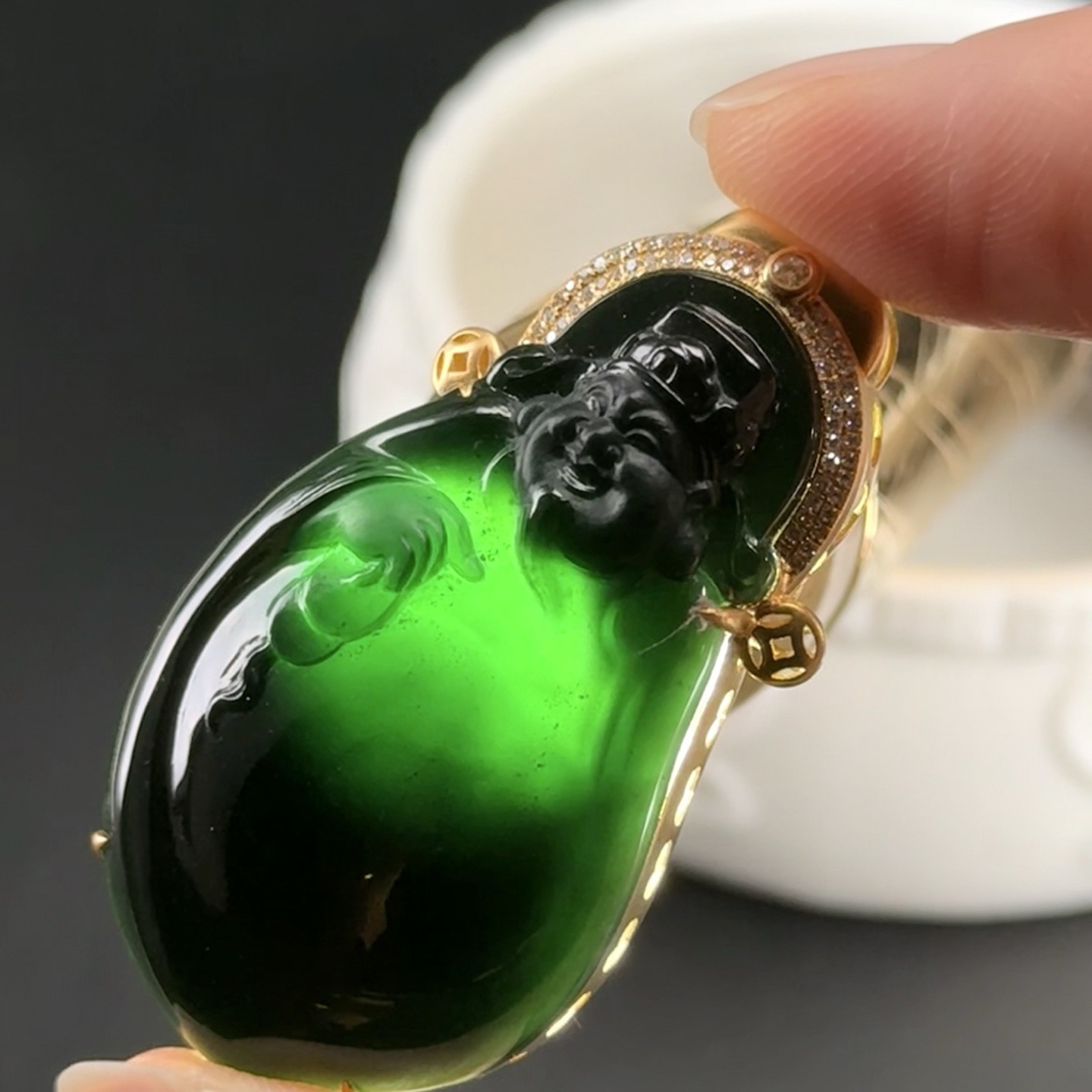 精品18k墨翠财神爷 种好色正 黑度极好 打灯通透 油性十足   尺寸44.5
