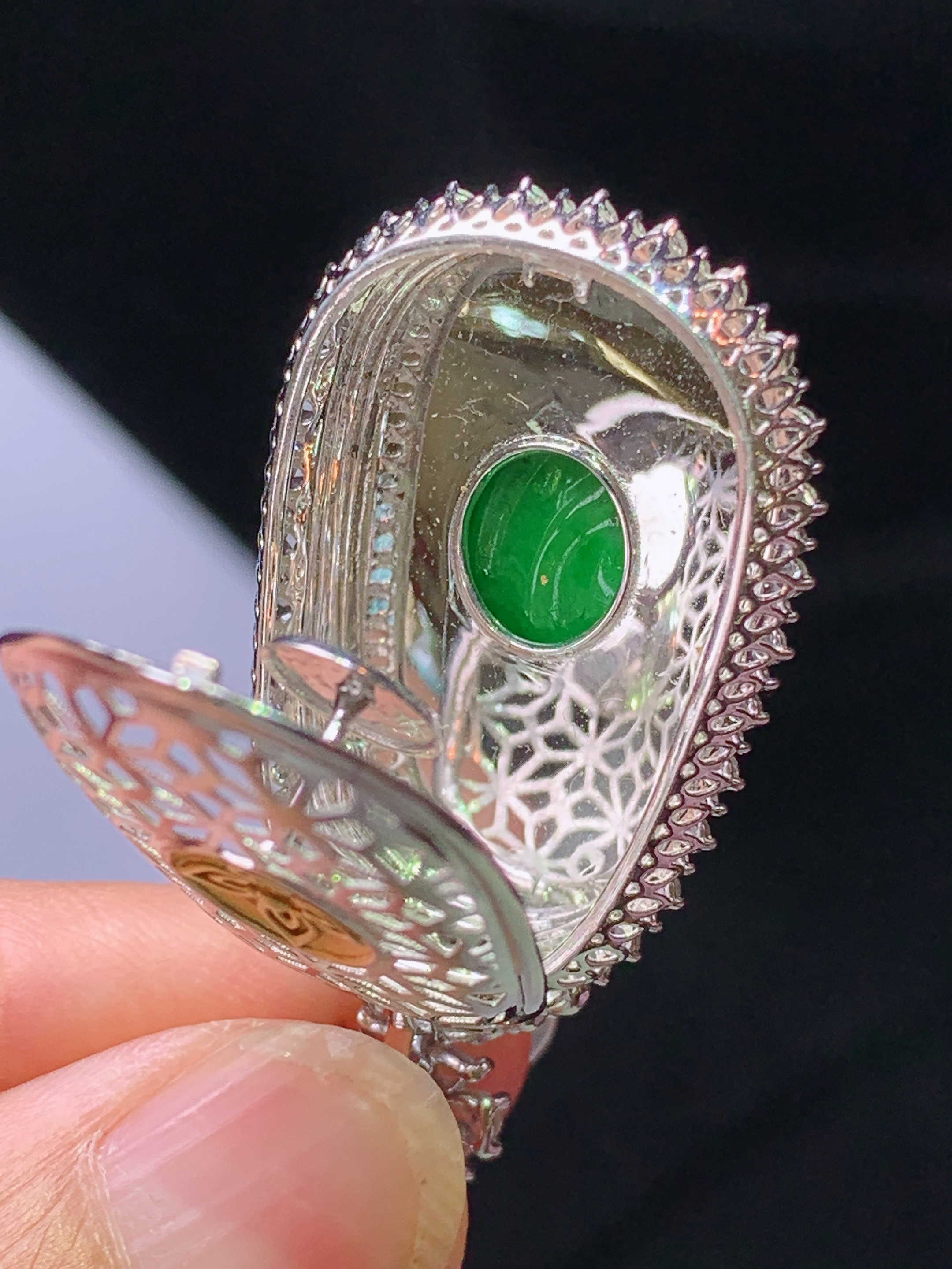 18k金钻镶嵌阳绿如意吊坠 玉质细腻 色泽艳丽清新 水润亮眼 整体尺寸42*22.3*10.5x9