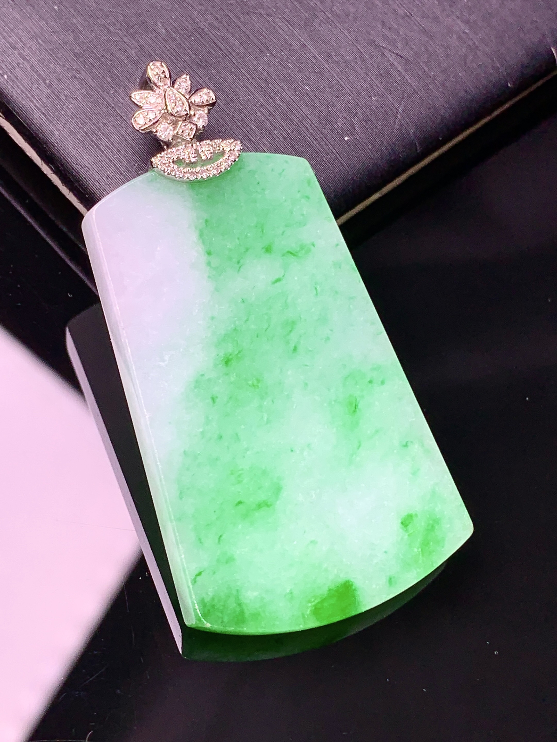18k金钻镶嵌飘阳绿无事牌吊坠 玉质细腻 色泽艳丽清新 水润亮眼 整体尺寸47.5*24.5*3.7z1