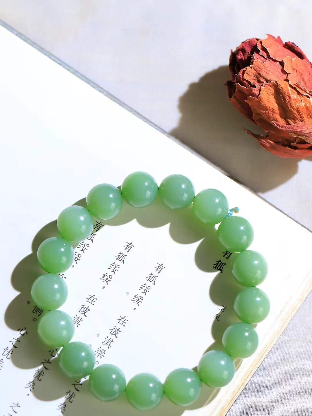 【珠圆玉润.手串】

精品和田玉碧玉珠圆玉润手串 玉质温润细腻  整串打磨圆润，佩戴舒适。珠珠落玉盘，间关莺语花底滑，一生美好时光，无论身在何处，都有它相伴相守。事事顺遂，幸福美满，吉祥如意。重45.5克 尺寸取一12mm FDL-16402000