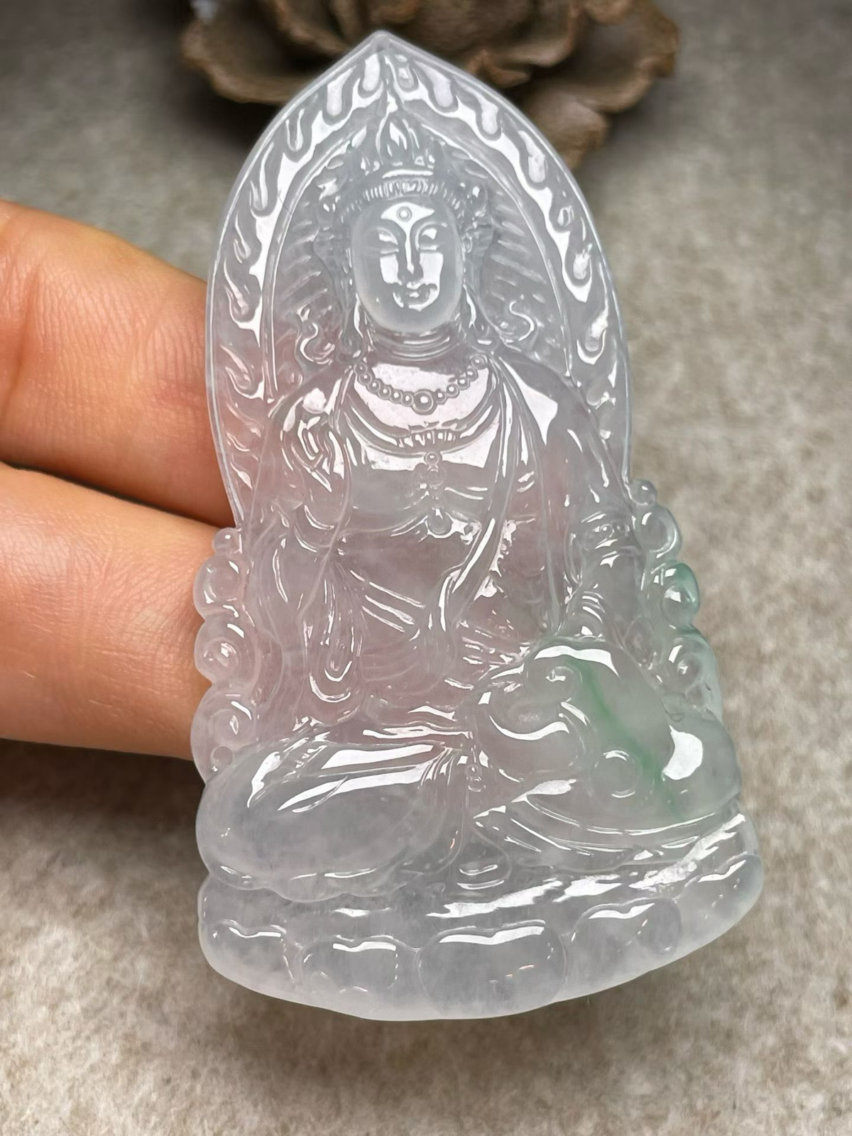 冰种飘绿【观音菩萨】吊坠，种水好，玉质细腻 ，卖相好‘