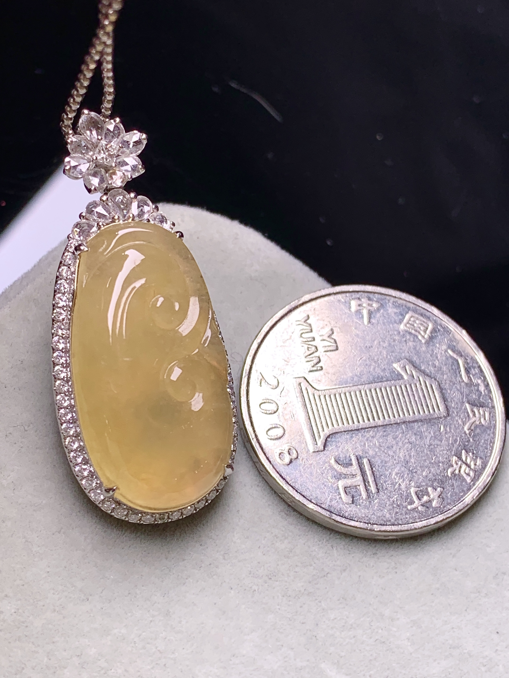 18k金钻镶嵌黄翡如意吊坠 玉质细腻 色泽艳丽清新 水润亮眼 整体尺寸35.3*15.5*8.3m5