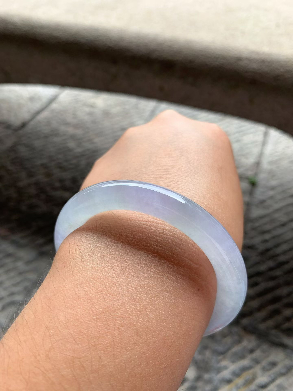 淡春彩圆条手镯尺寸54*9.8*9.5 ，老种通透，玉质莹润，光泽感强，水头充足，紫绿相间，色彩柔和，淡雅水灵！