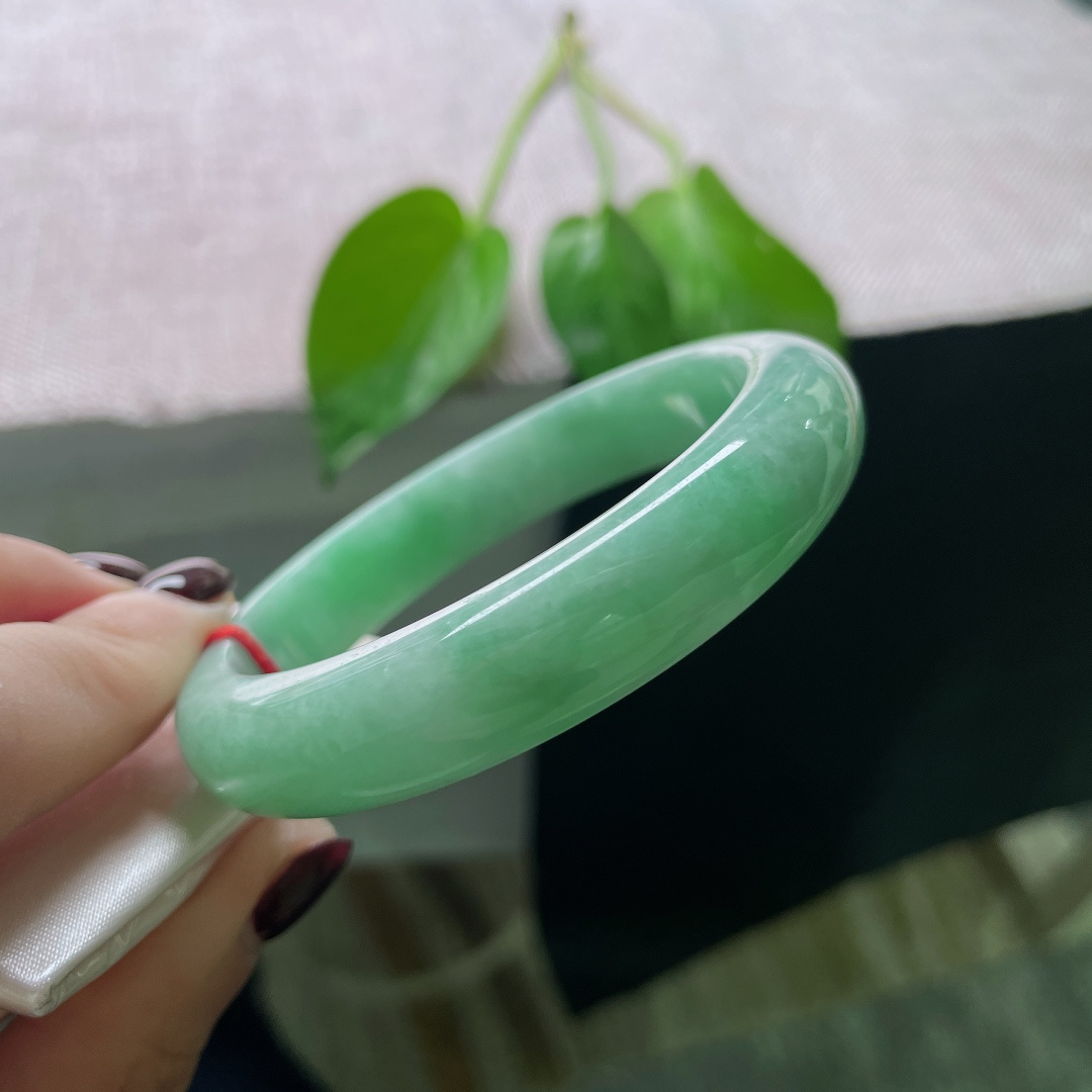 56.8/12.3/8.2绿底正圈，颜色鲜艳夺目，不争不抢，自有勃勃生机。有棉线，ss50824a