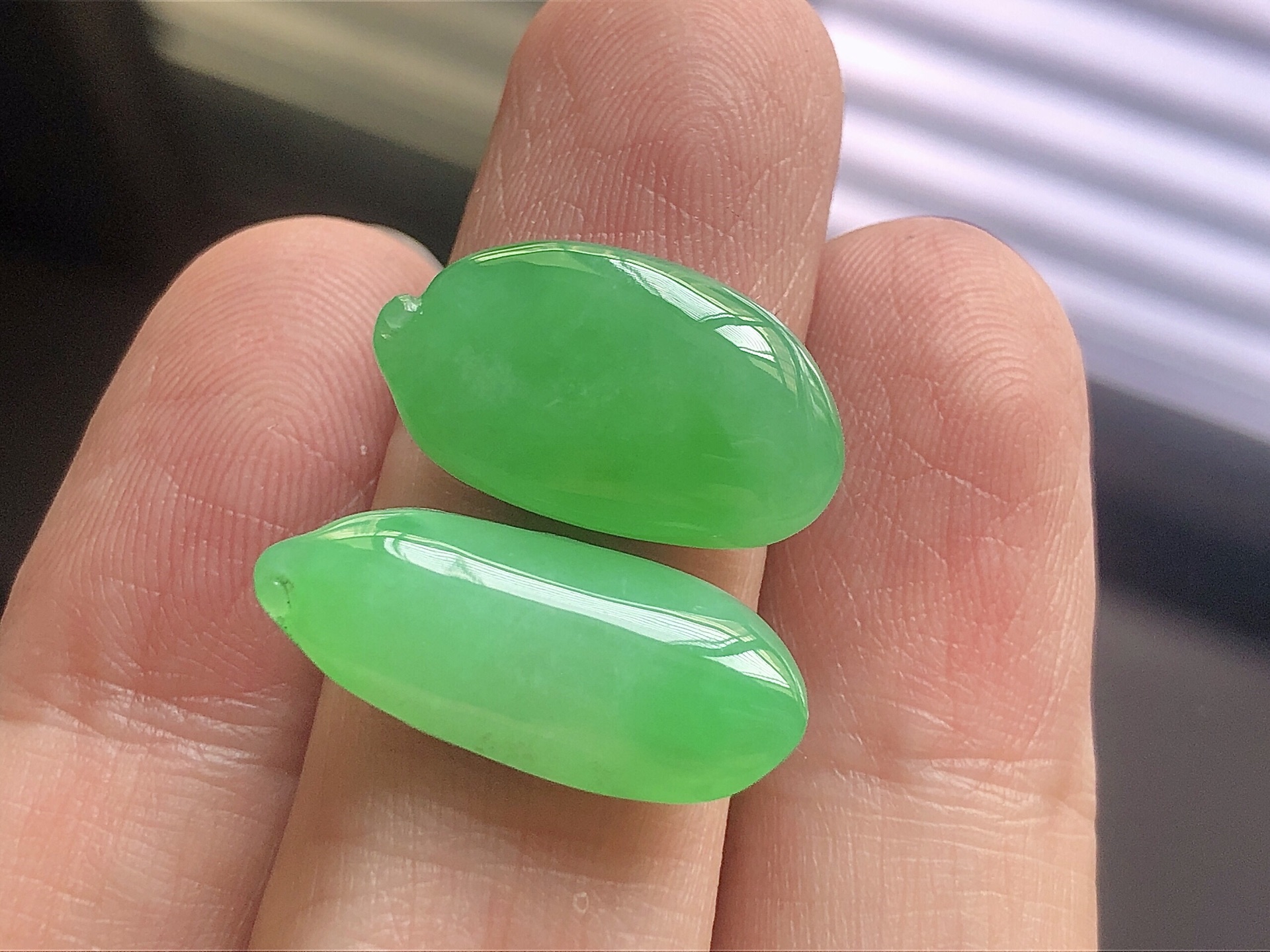 ️ 冰种阳绿福瓜， 色泽艳阳，通透水润，玉质细腻，夺目迷人，镶嵌效果，品相，无裂，尺寸22*9.4