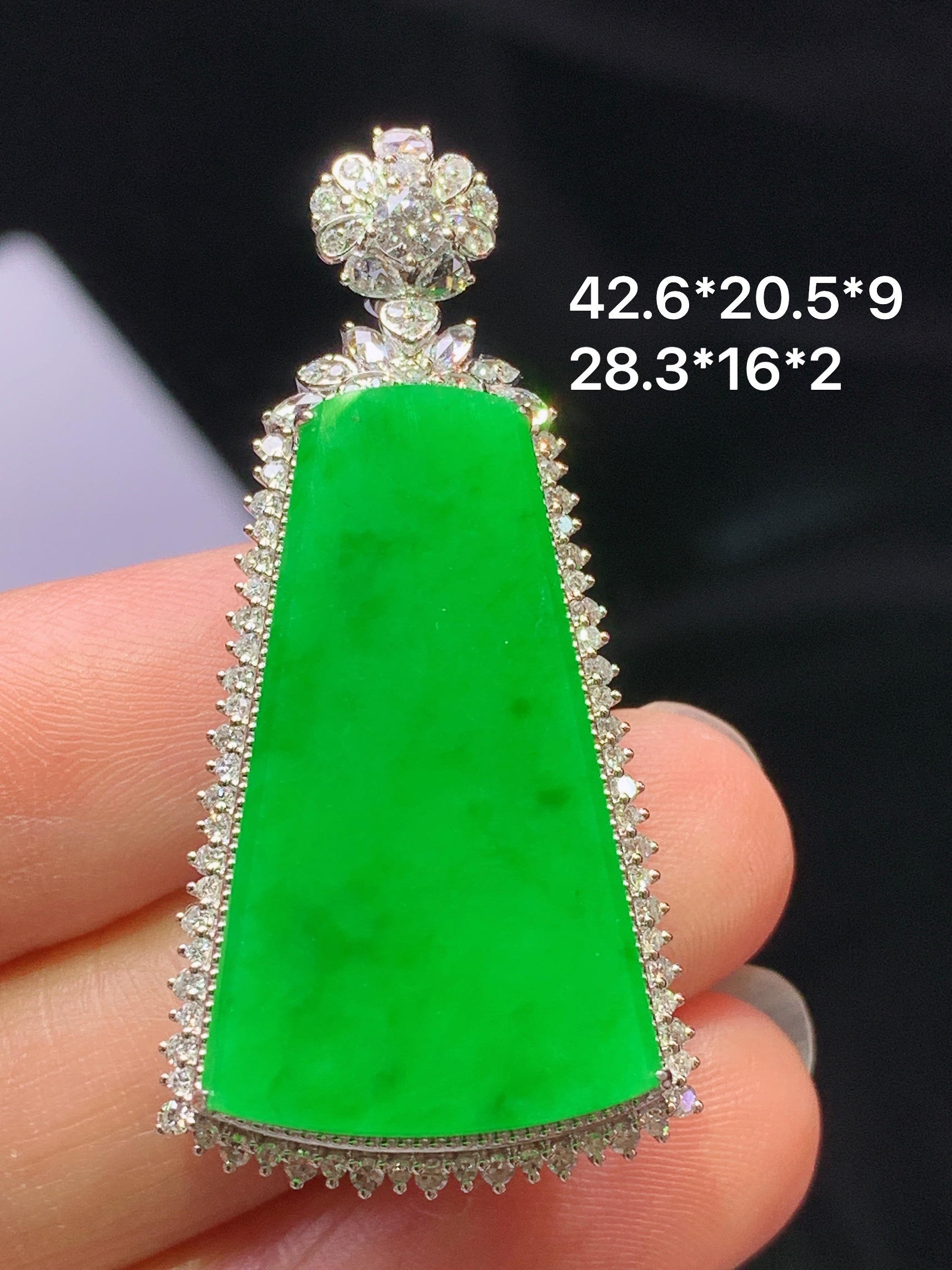 18k金钻镶嵌阳绿无事牌吊坠 玉质细腻 色泽艳丽清新 水润亮眼 整体尺寸42.6*20.5*9h1