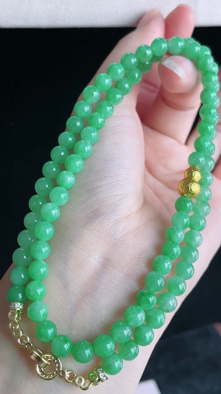 【翡翠名称】老坑种冰满绿圆珠项链
【翡翠尺寸】珠子平均6mm/颗
【翡翠描述】宝贝种老水足，玉质细腻，色泽靓丽，性价比高，佩戴效果好！
【其它赠送】权威证书/精美挂绳盒子/支持全国复检