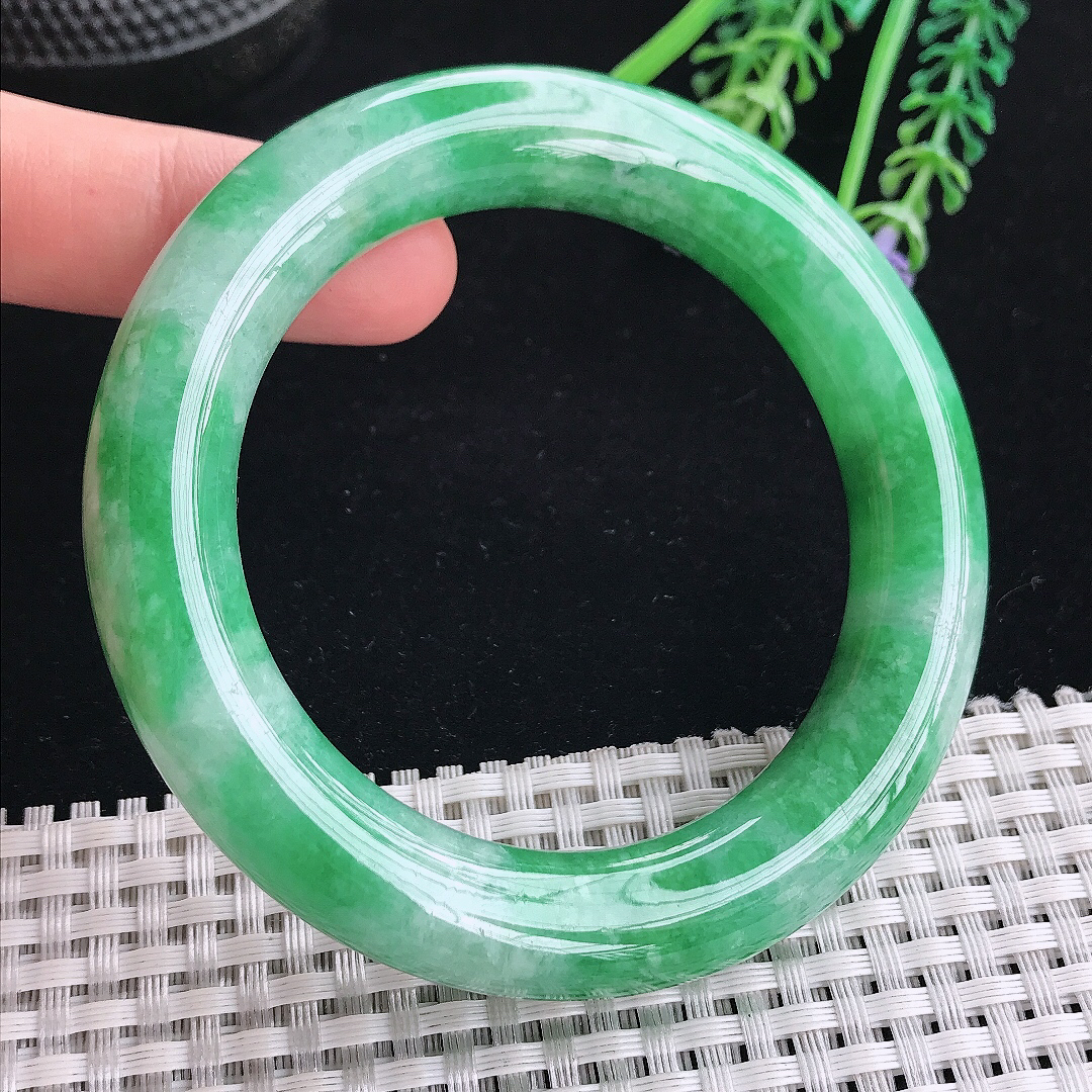 实拍A货翡翠56/12.4/12.1老坑精美温润辣绿满绿圆条手镯翡翠玉镯平安镯