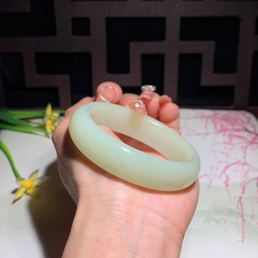 和田玉53圈口黄口料宽条贵妃手镯！内径57/46玉质细腻油润 底色纯净 无裂无杂 脂粉好，品质好！
