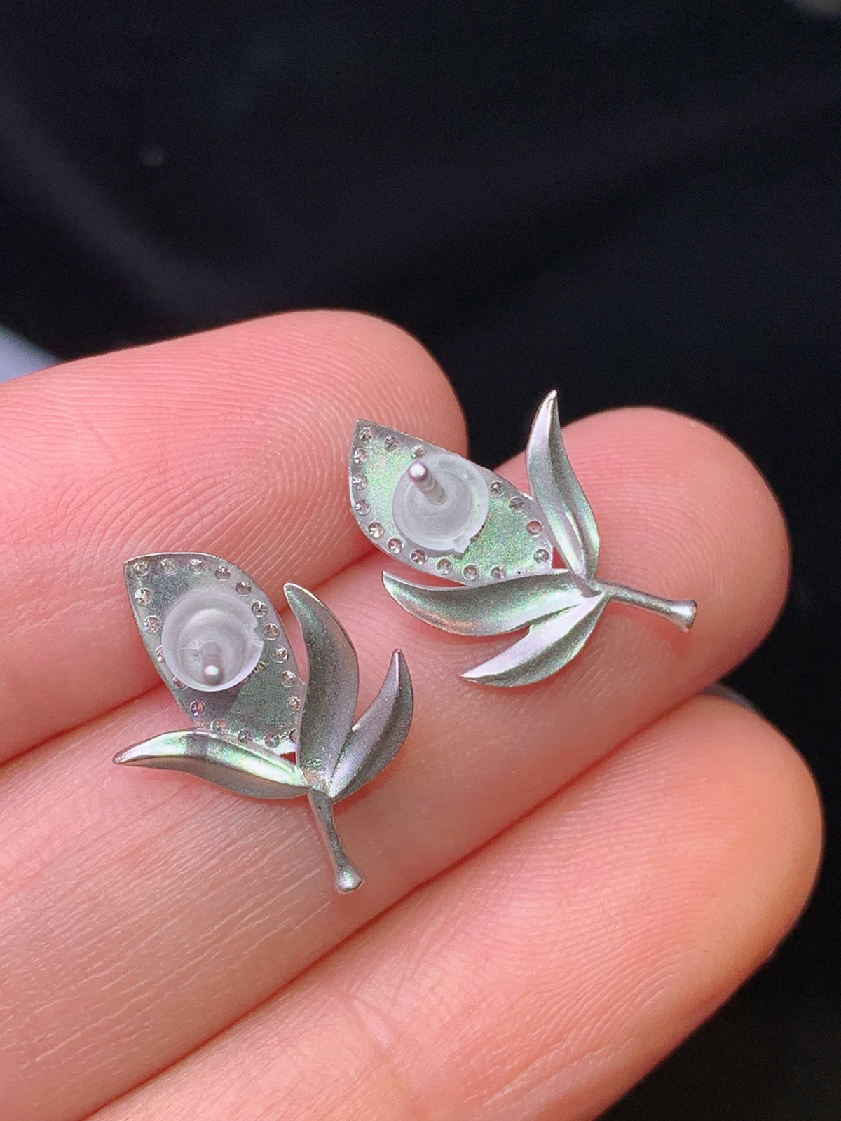 18k金镶嵌满绿随形耳钉 玉质细腻 色泽清新艳丽 整体尺寸16*10.5*2.6