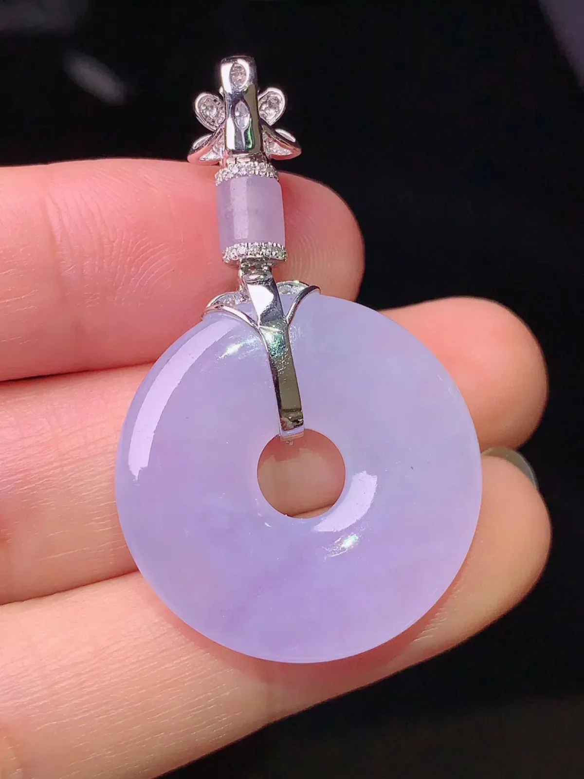 18k金钻镶嵌紫罗兰平安环吊坠 玉质细腻 色泽艳丽 整体尺寸41.3*24.7*4.3