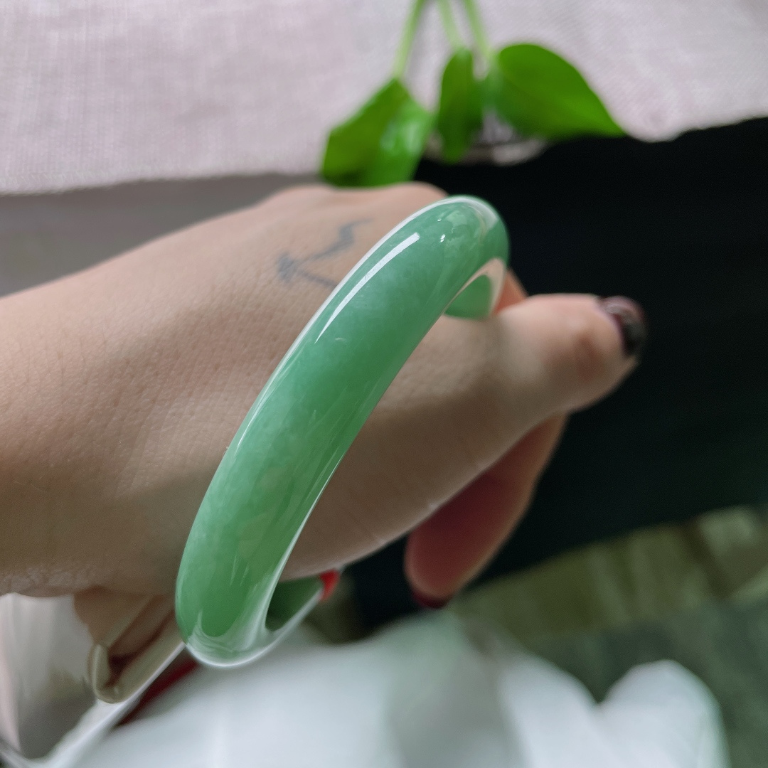 53.7/10.1/7.9绿底正圈，水润细腻，清新简约大方，无裂，ss50819a