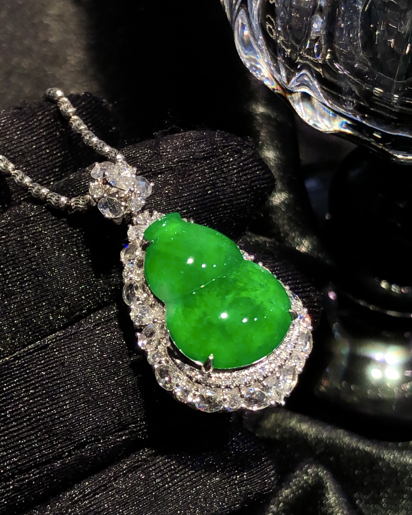 ️缅甸冰种辣绿葫芦吊坠，重金镶嵌，饱满色辣，珠宝感十足，佩戴时尚贵气。整体37.8×20.6×13