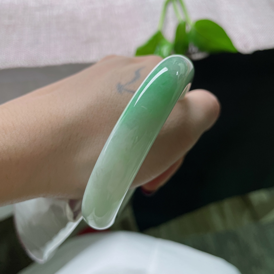 56.2/12.3/8.5飘绿正圈，水润，细腻，阳似春水初生，婉间风华，有棉线、有纹，ss51416a