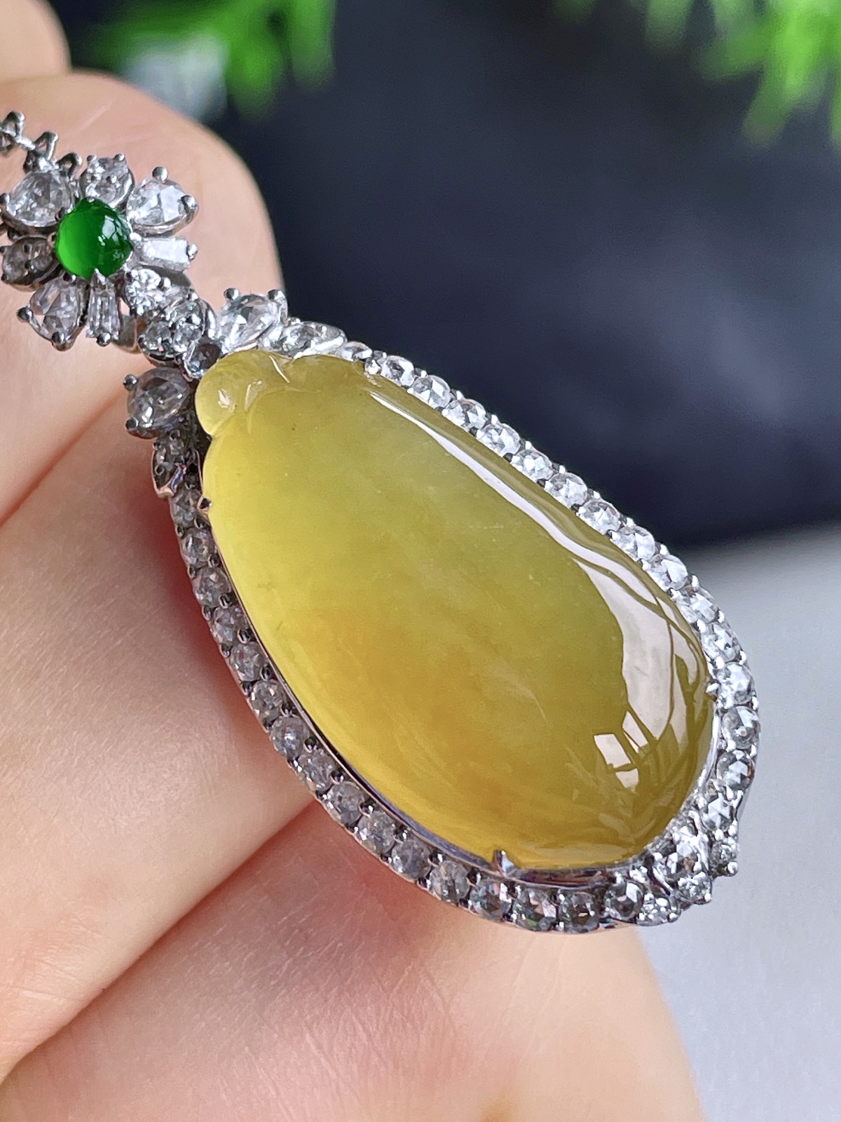 【镶嵌】高冰黄翡福瓜吊坠  
【说明】缅料 18k金镶嵌 性价比高  
【整体】38.8-16.1-12.2
【裸石】24.2-12.5-4.2..