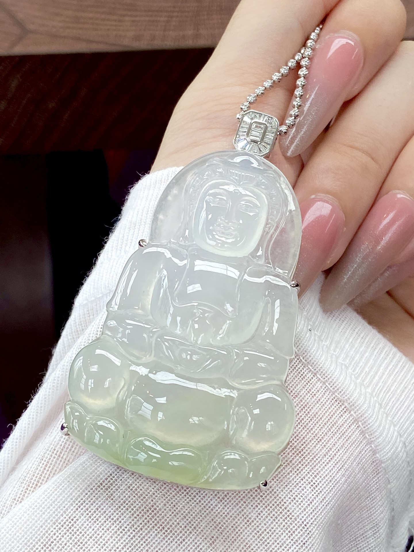 ️冰种晴绿观音吊坠，温润且细腻，一抹晴水绿点缀更添灵韵，简约大气，佩戴上身舒心自在：68.4-38