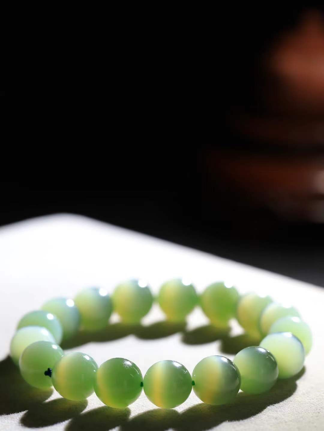 （猫眼手串）

收藏级和田玉碧玉猫眼圆珠手串 质地温润灵动 猫眼儿般的光中，有波光潋滟，也有梦幻清韵。行走于市井的喧嚣，相顾不言，便得清欢。重45.5克 尺寸取一12mm FDL-85472088