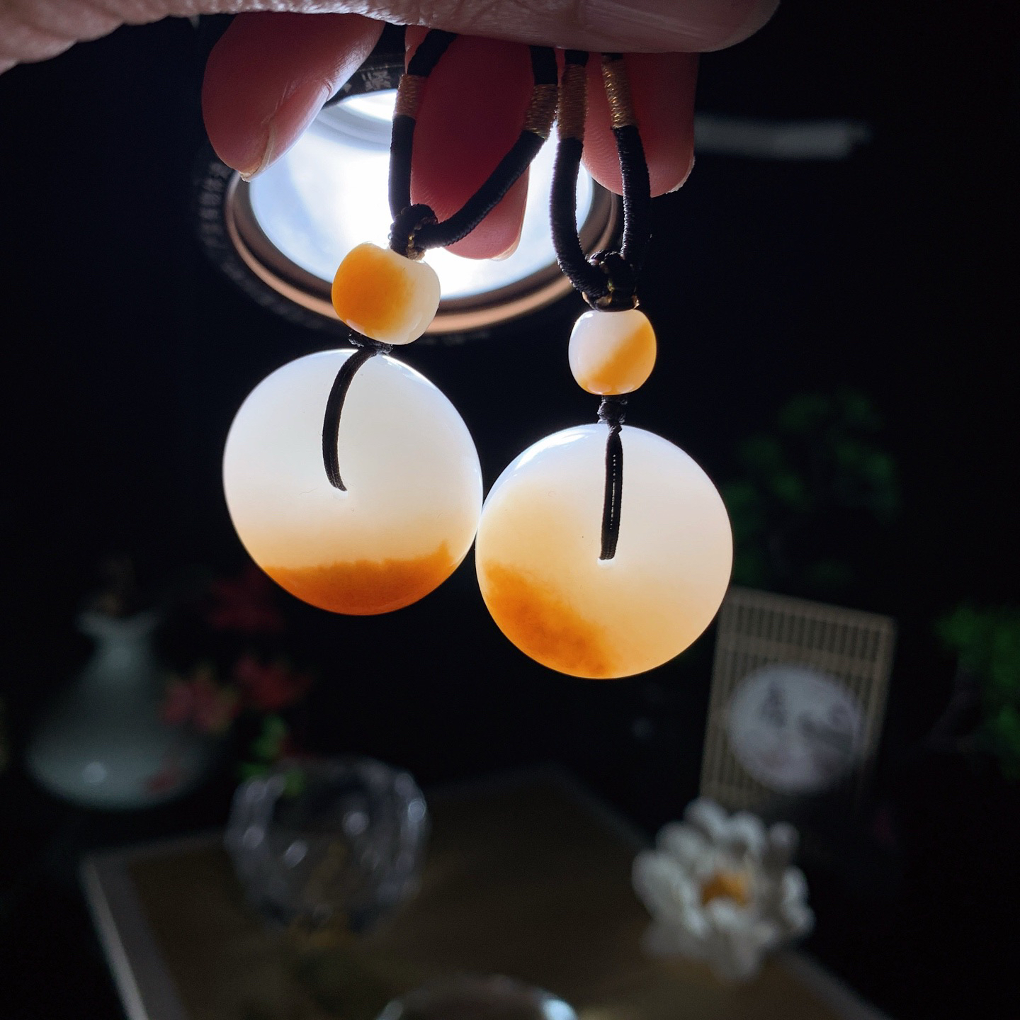 一对新疆和田玉且末糖平安扣挂件 尺寸24/10重31克！玉质细腻油润 底色纯净 脂粉好，品质好。lt260420