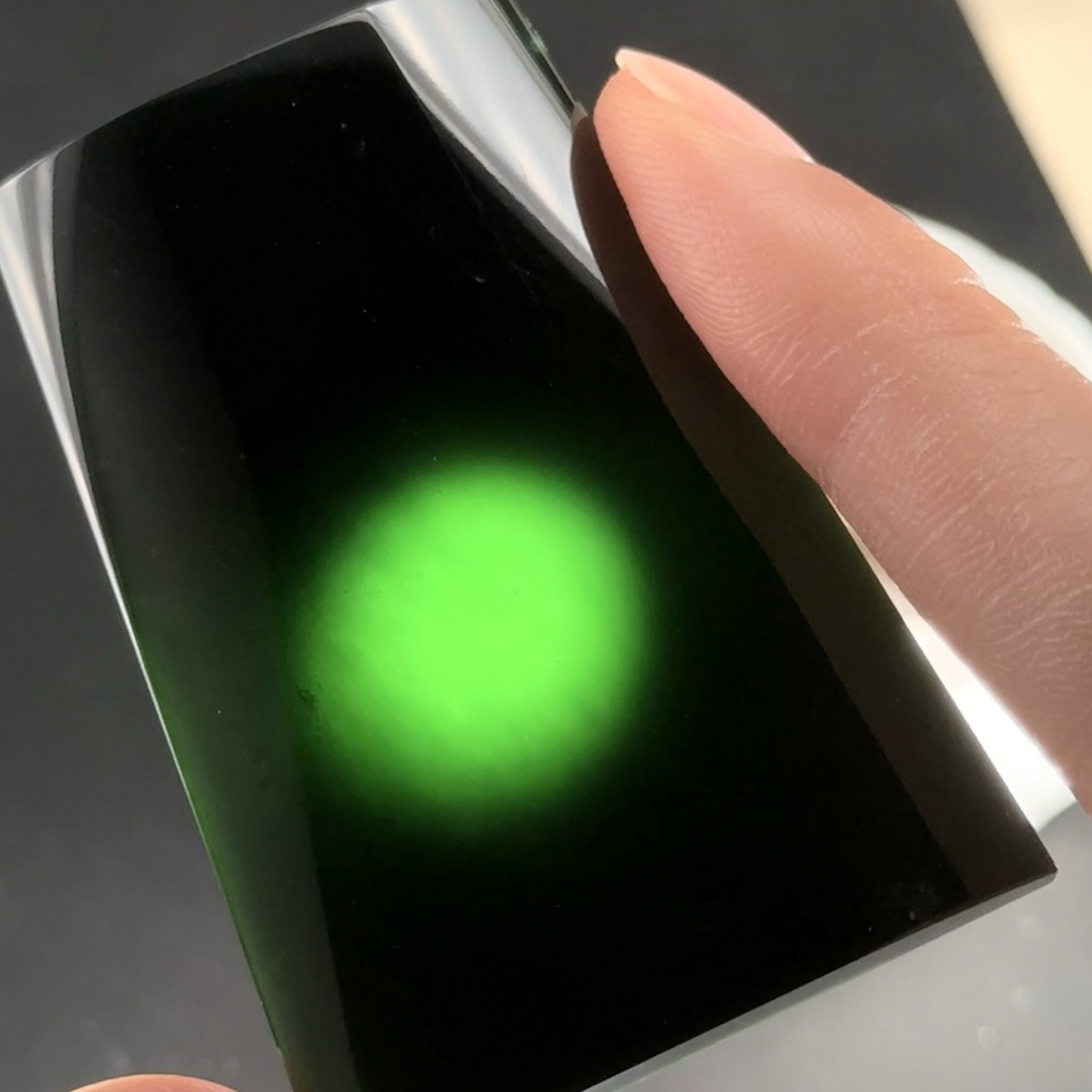 精品墨翠无事牌 种好色正 黑度极好 打灯通透 油性十足 尺寸57.1